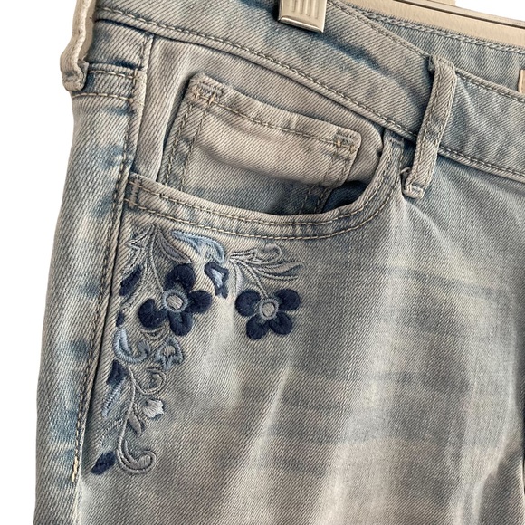 Hollister | Embroidered Distressed Jeans - Picture 6 of 13